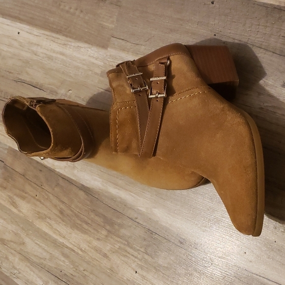 ALEX MARIE SZ 5.5 TAN SUEDE ANKLE BOOTIES - Picture 9 of 10